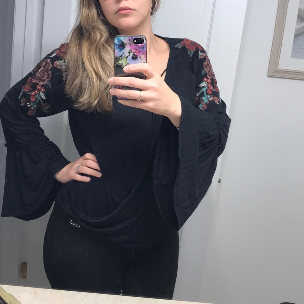 🌞AEO soft/sexy bell sleeve top